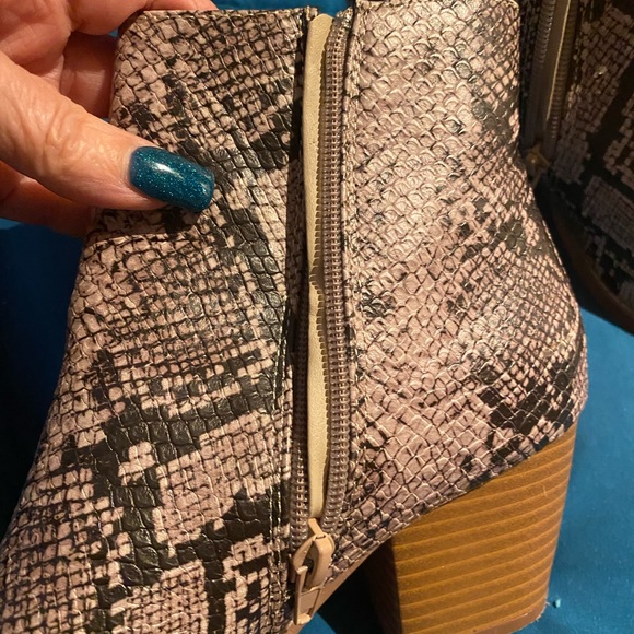 Snakeskin ankle booties.  Sz 7. - Picture 8 of 8
